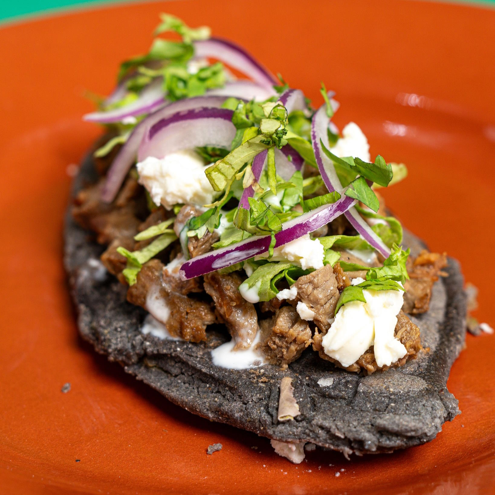Tlacoyos feitos com massa de milho azul